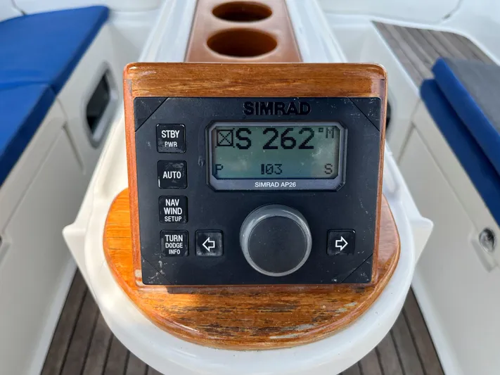 Lali Yacht Photos Pics Simrad AP26 autopilot on 1994 Beneteau Oceanis 510 CU sailboat, showing heading 262 degrees.