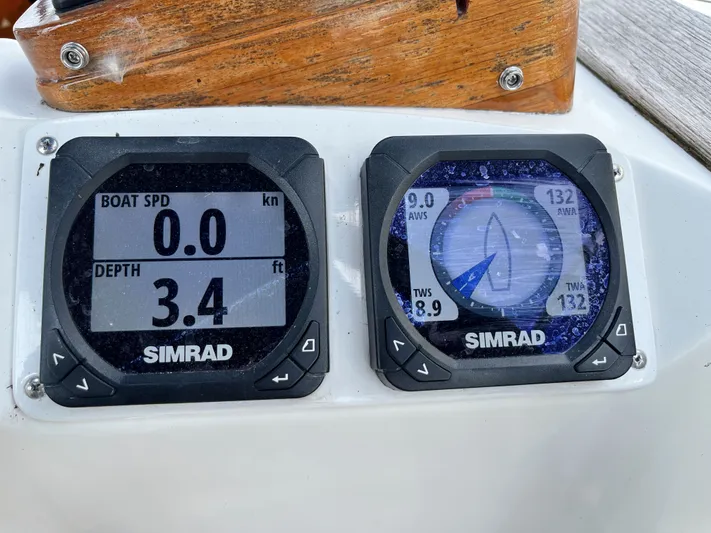 Lali Yacht Photos Pics Simrad navigation displays on 1994 Beneteau Oceanis 510 CU, showing boat speed and depth.