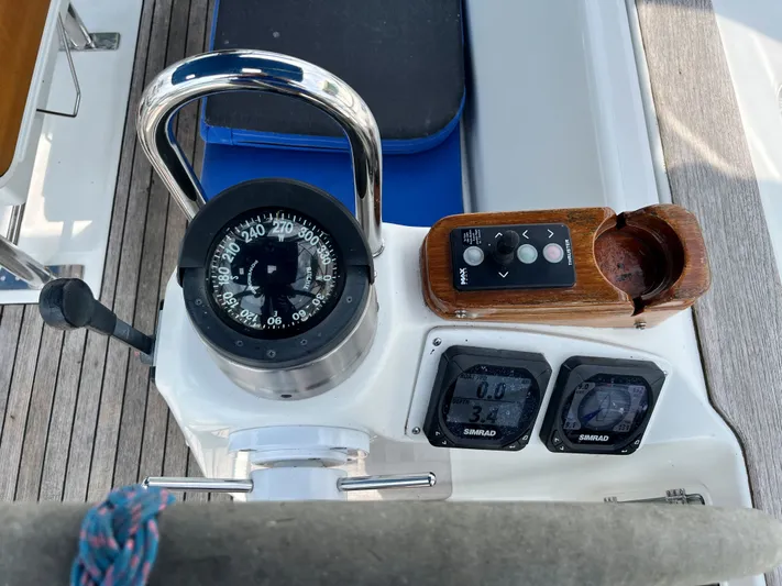 Lali Yacht Photos Pics Beneteau Oceanis 510 CU 1994 yacht cockpit with compass and navigation instruments.