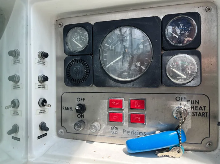 Lali Yacht Photos Pics Control panel of a 1994 Beneteau Oceanis 510 CU sailboat with gauges and switches.