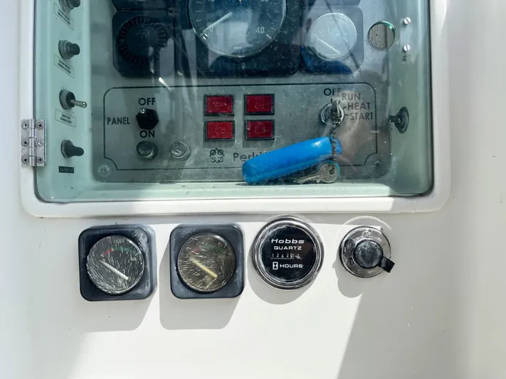 Lali Yacht Photos Pics Control panel of a 1994 Beneteau Oceanis 510 CU sailboat, featuring gauges and switches.
