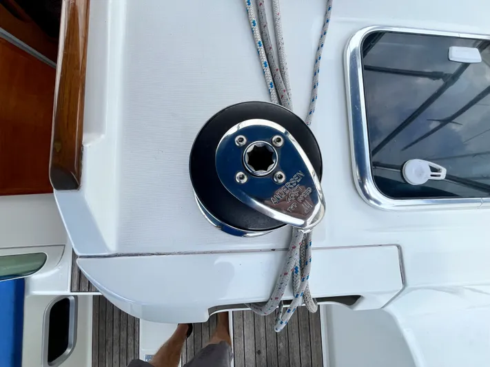 Lali Yacht Photos Pics Winch on 1994 Beneteau Oceanis 510 CU sailboat deck with ropes.