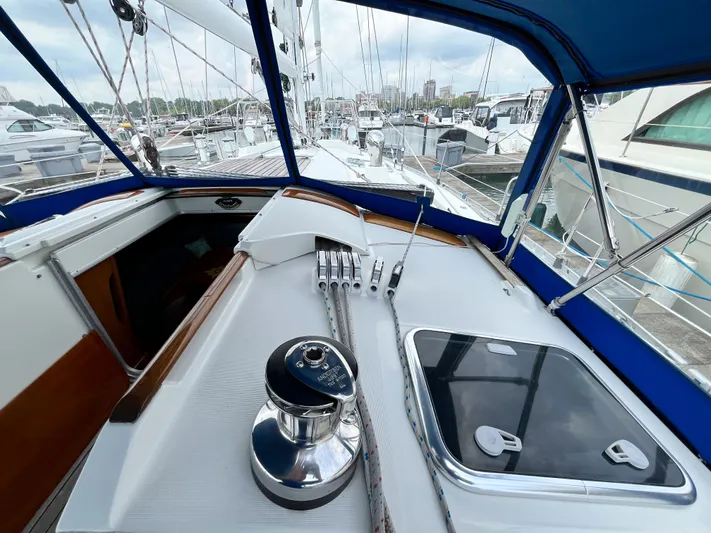 Lali Yacht Photos Pics Cockpit view of 1994 Beneteau Oceanis 510 CU sailboat docked at marina.