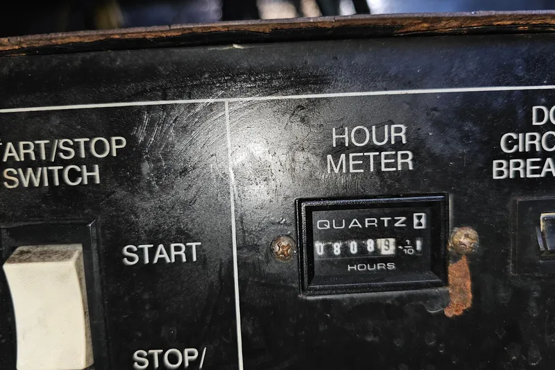  Yacht Photos Pics Control panel of 2004 Luhrs 34 Convertible boat with hour meter reading 809.9 hours.