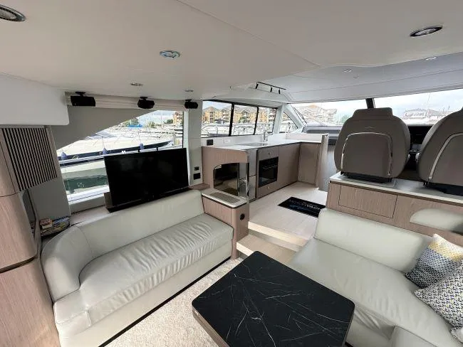  Yacht Photos Pics Azimut Flybridge 50 TTop - Saloon tv up