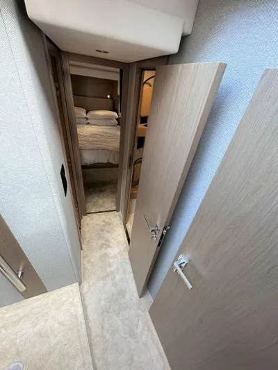  Yacht Photos Pics Azimut Flybridge 50 TTop - Cabin access