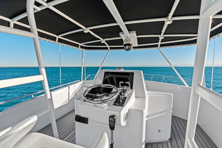 2011 Hatteras 77 
