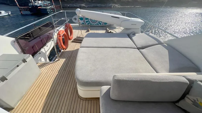  Yacht Photos Pics Luxury yacht Princess 82, 2015 model, featuring sun deck and lifebuoys.