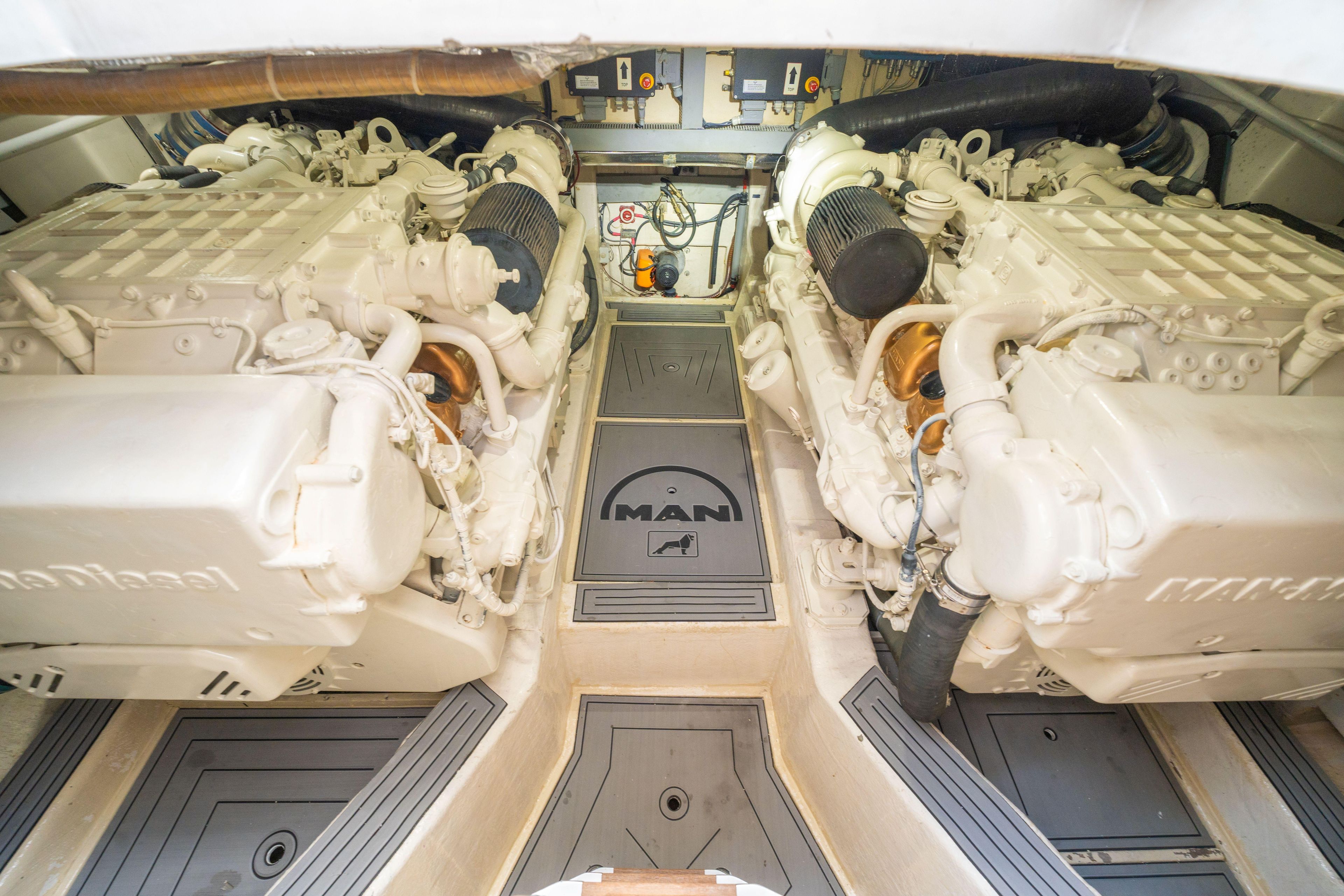 2003 Pershing 52 