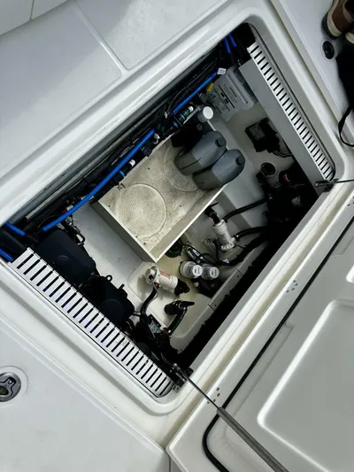 Bottoms Up Yacht Photos Pics 2019 Boston Whaler 330 Outrage - Image 30