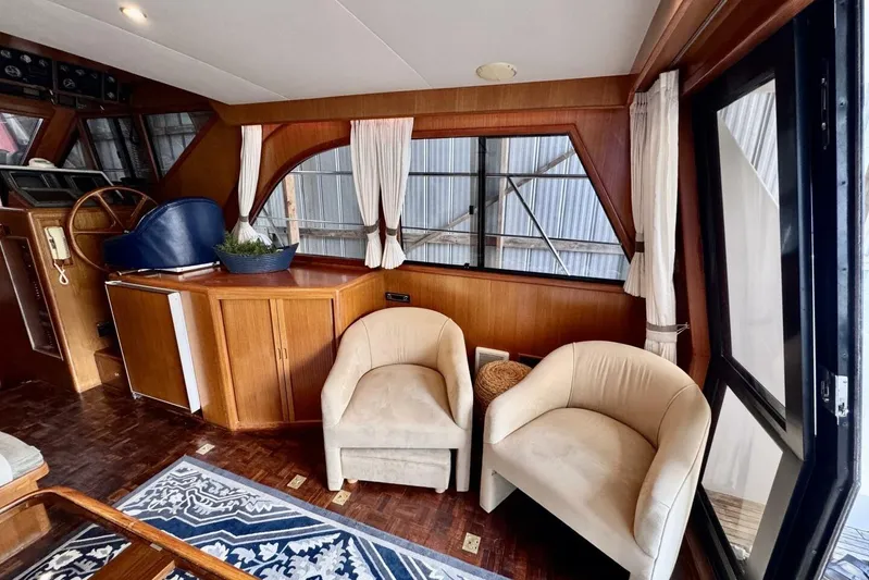  Yacht Photos Pics Luxurious 1998 Ocean Alexander 420 yacht interior with plush seating and elegant wood finishes.