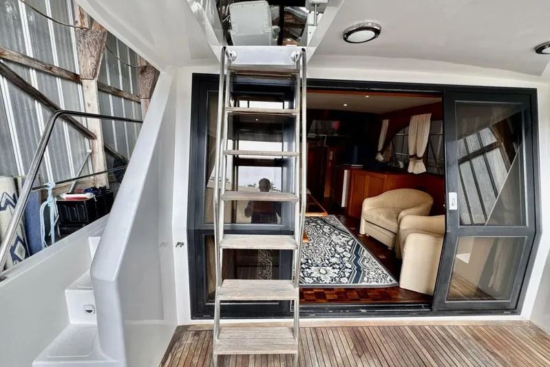  Yacht Photos Pics 1998 Ocean Alexander 420 yacht interior with wooden flooring and cozy seating area.