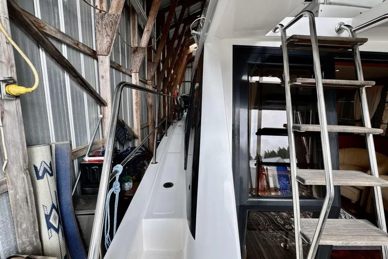  Yacht Photos Pics 1998 Ocean Alexander 420 yacht in dock, featuring side deck and ladder.