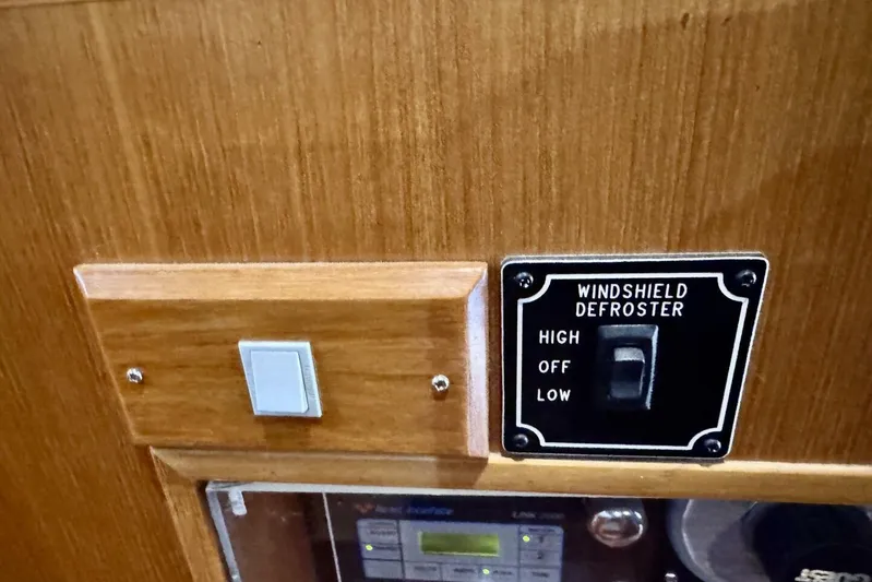  Yacht Photos Pics Windshield defroster control panel on 1998 Ocean Alexander 420 yacht interior.