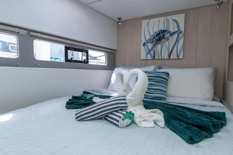 Ruby One Yacht Photos Pics Leopard 58 guest cabin