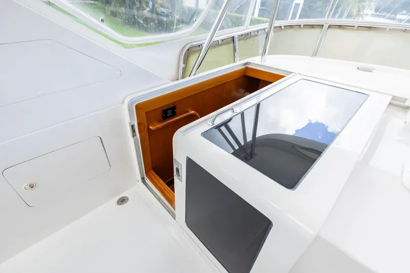 Bluewater Yacht Photos Pics 2005 Ocean Alexander Raised Pilothouse Flybridge Sedan, featuring sleek deck design and hatch.