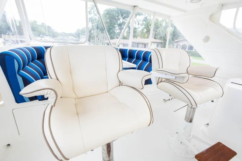 Bluewater Yacht Photos Pics Luxurious seating on 2005 Ocean Alexander Raised Pilothouse Flybridge Sedan yacht.