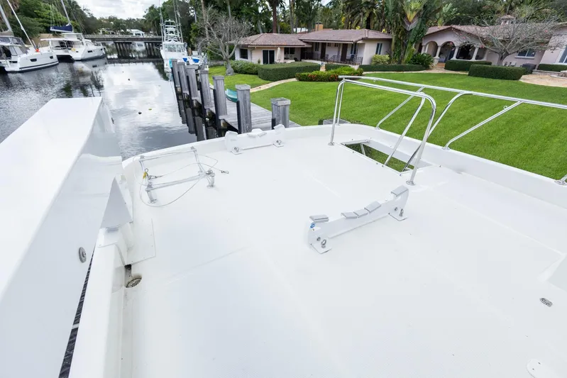 Bluewater Yacht Photos Pics 2005 Ocean Alexander Raised Pilothouse Flybridge Sedan docked near waterfront homes.