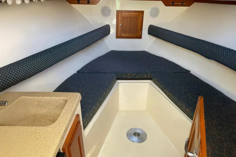 Low Bid Yacht Photos Pics 2007 Albemarle 280 Express Fisherman cabin interior with seating and sink.