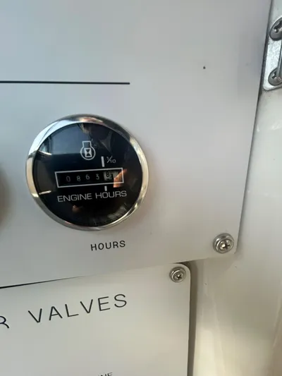  Yacht Photos Pics Engine hour meter showing 863.1 hours on 2001 Sea Ray 410 Express Cruiser.