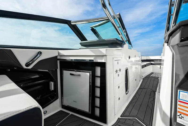  Yacht Photos Pics 2023 Monterey 385 SS - Seating