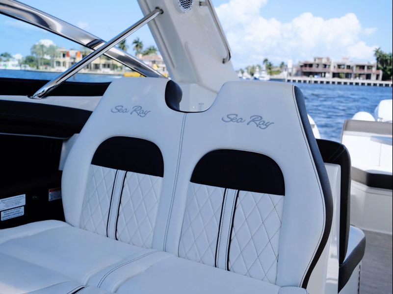 2018 Sea Ray 350 SLX OB