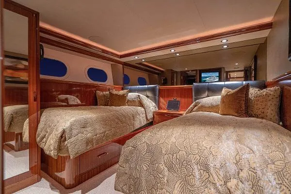 Risky Business Yacht Photos Pics Starboard Guest Stateroom