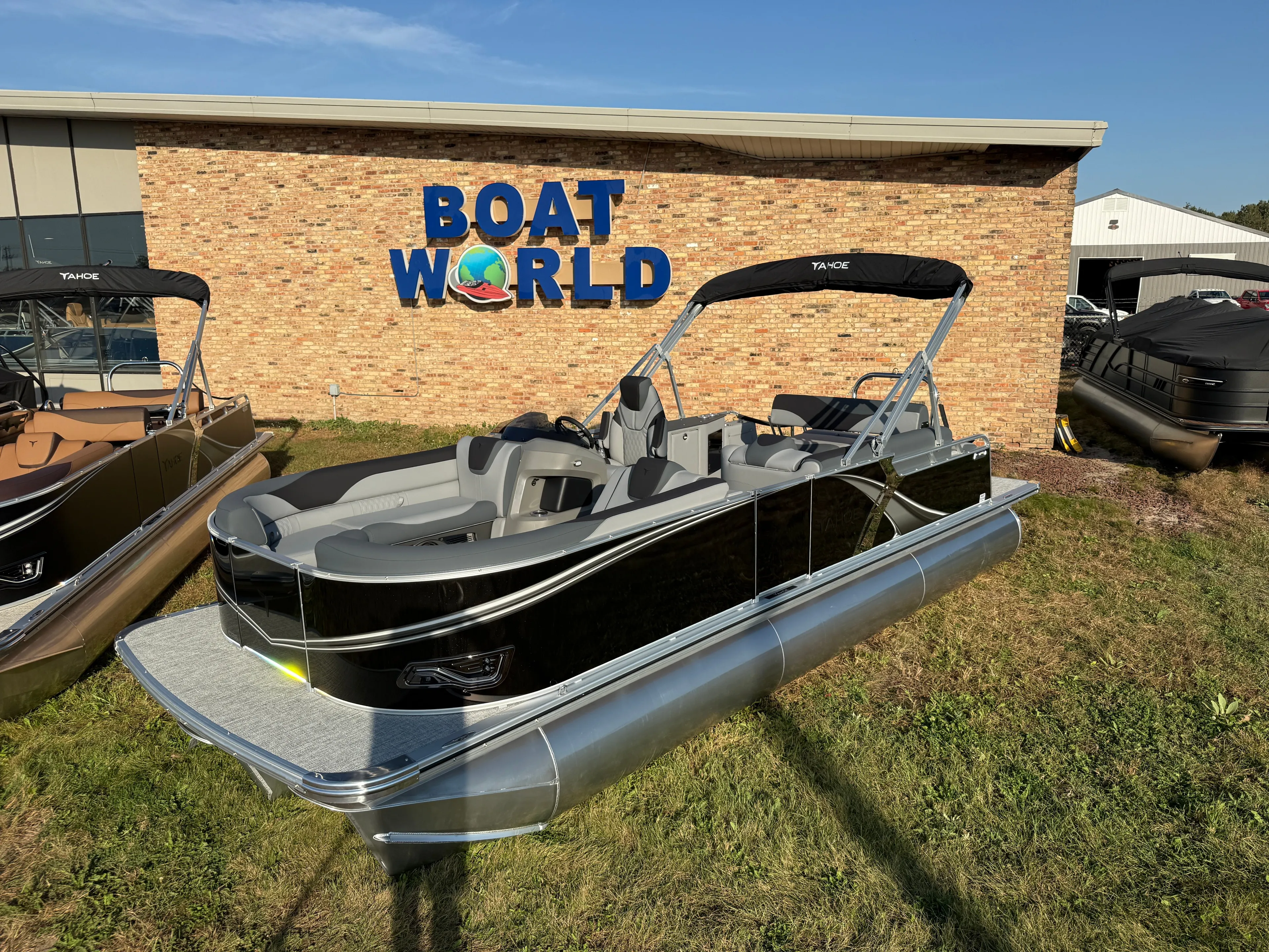 Tahoe LTZ 2385 (CRB) Cruise Rear Bench Tritoon & Honda 4-Stroke EFI