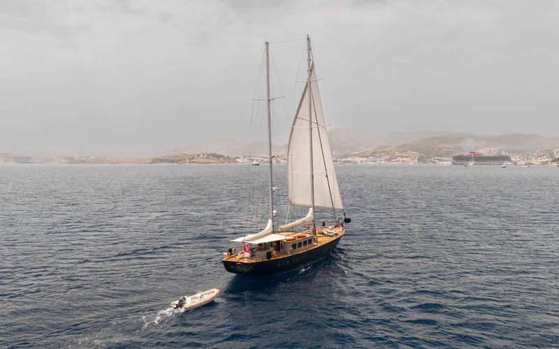 Le Pietre Yacht Photos Pics 