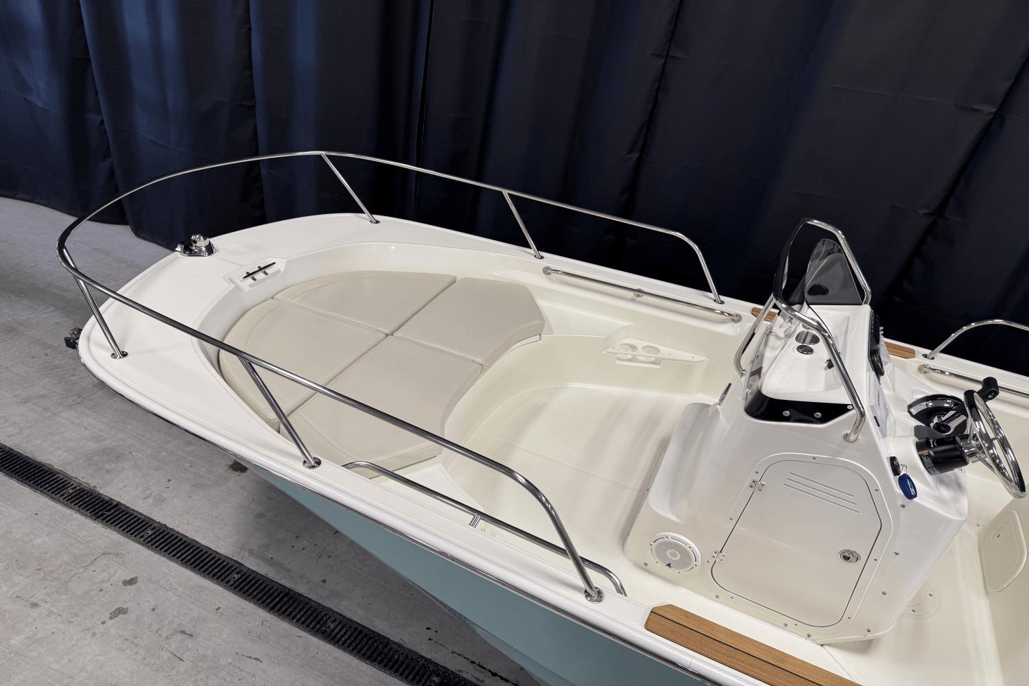 2025 Boston Whaler 170 Montauk Bateaux à console centrale à vendre