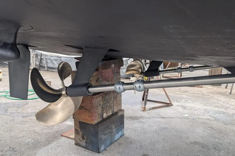 High Flyer Yacht Photos Pics Underwater view of 2007 Meridian 411 Sedan Bridge propeller and shaft.