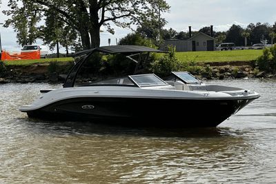 2023 Sea Ray SPX 230