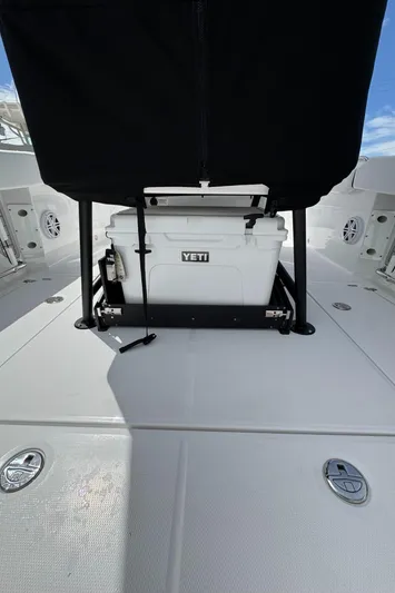 252 - 457 Yacht Photos Pics 2025 Blackfin 252 CC boat deck with Yeti cooler under black cover.