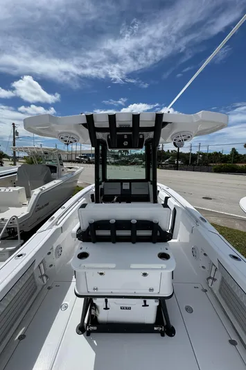 252 - 457 Yacht Photos Pics 2025 Blackfin 252 CC boat interior with seating and console under a clear blue sky.