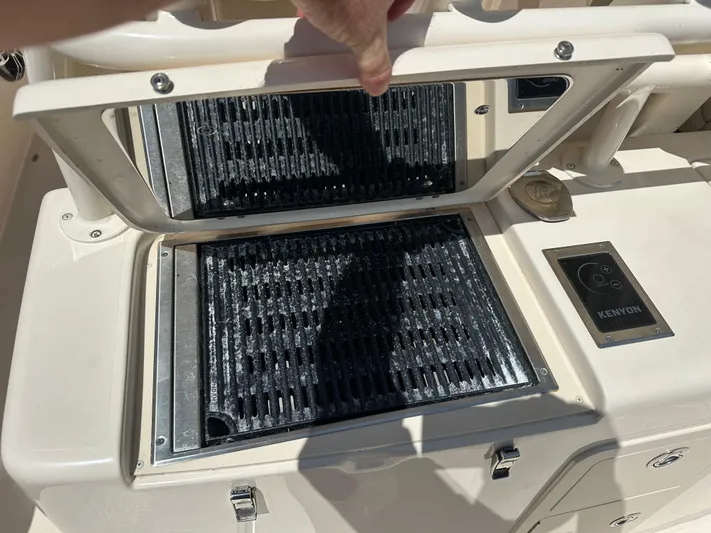 Sea-keeper/gen/ac/trolling Motor Yacht Photos Pics Grady-White Canyon 336 boat grill with Kenyon control panel, 2021 model.