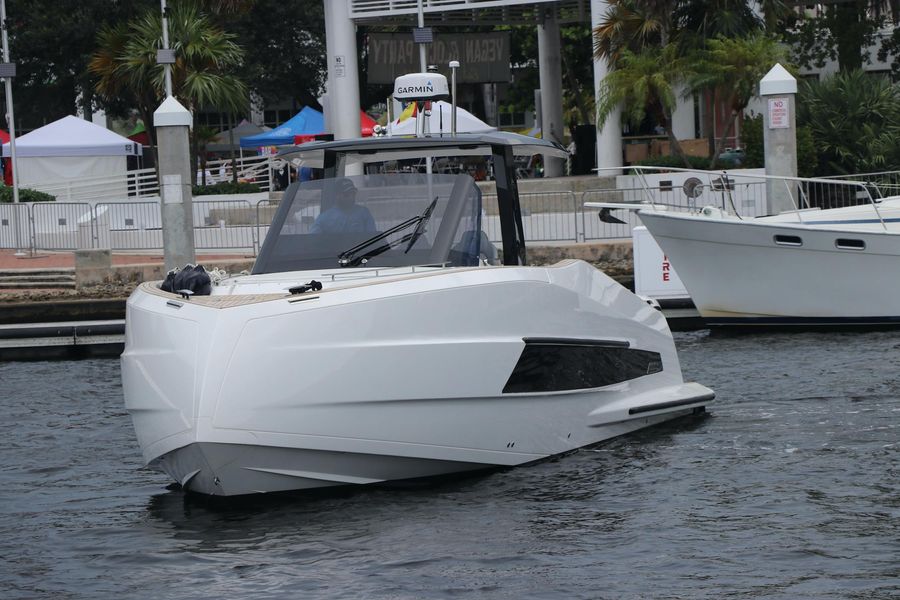 2024 Astondoa 377 Coupe Outboard