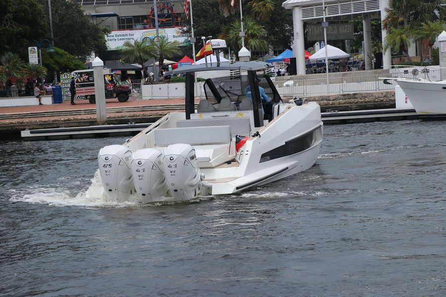 2024 Astondoa 377 Coupe Outboard