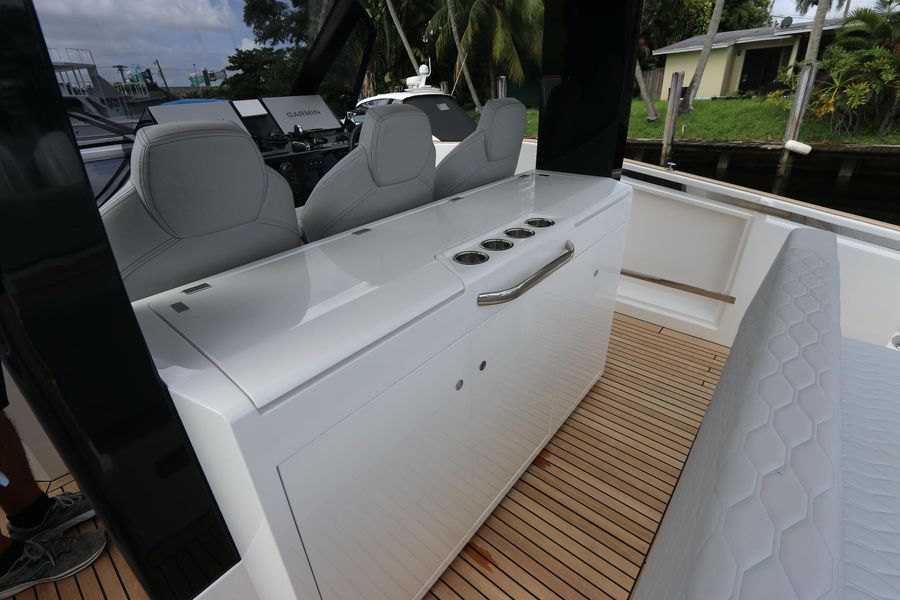 2024 Astondoa 377 Coupe Outboard