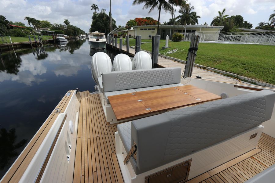 2024 Astondoa 377 Coupe Outboard