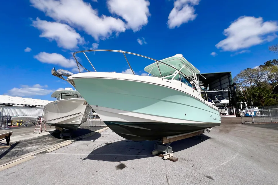 2017 Robalo R305 Walkaround Walkaround for sale - YachtWorld