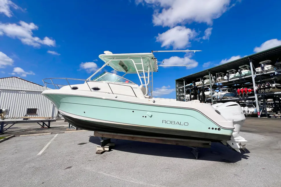 2017 Robalo R305 Walkaround Walkaround for sale - YachtWorld