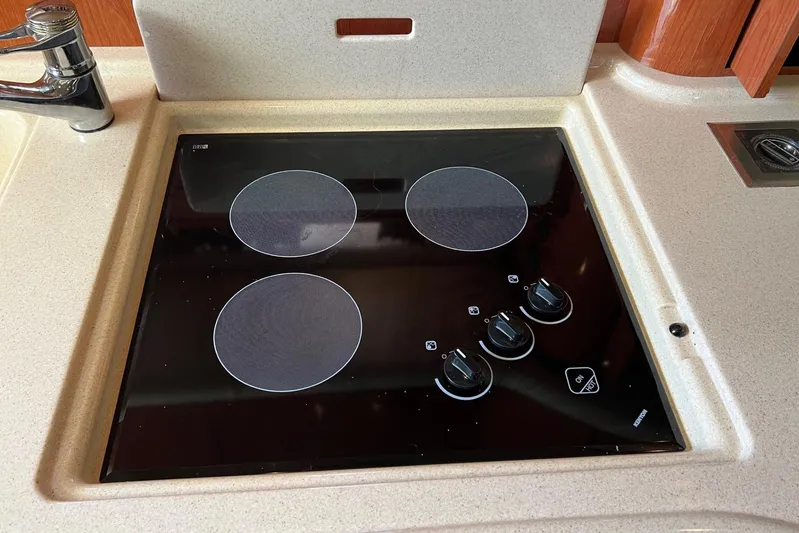  Yacht Photos Pics Electric stovetop with three burners on a 1998 Sea Ray 540 Sundancer yacht.