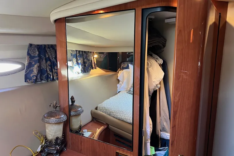  Yacht Photos Pics Interior of 1998 Sea Ray 540 Sundancer with mirrored closet and elegant decor.