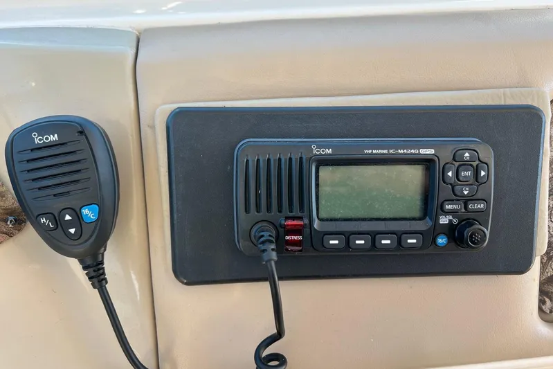  Yacht Photos Pics Icom VHF marine radio IC-M424G GPS on 1998 Sea Ray 540 Sundancer dashboard.