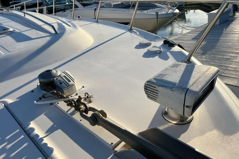  Yacht Photos Pics 1998 Sea Ray 540 Sundancer deck with anchor and winch in marina.