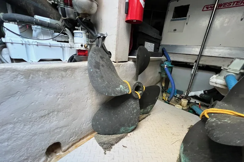  Yacht Photos Pics Engine room of 1998 Sea Ray 540 Sundancer with propeller and equipment.