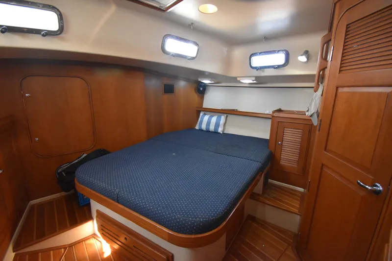 Chinook Yacht Photos Pics 2004 Island Packet 485 yacht cabin with wooden interior and cozy bed.