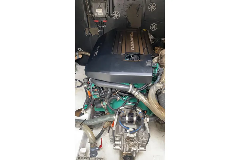 Sea Jade Yacht Photos Pics Volvo Penta engine in 2014 FONTAINE PAJOT 63 yacht, detailed view.