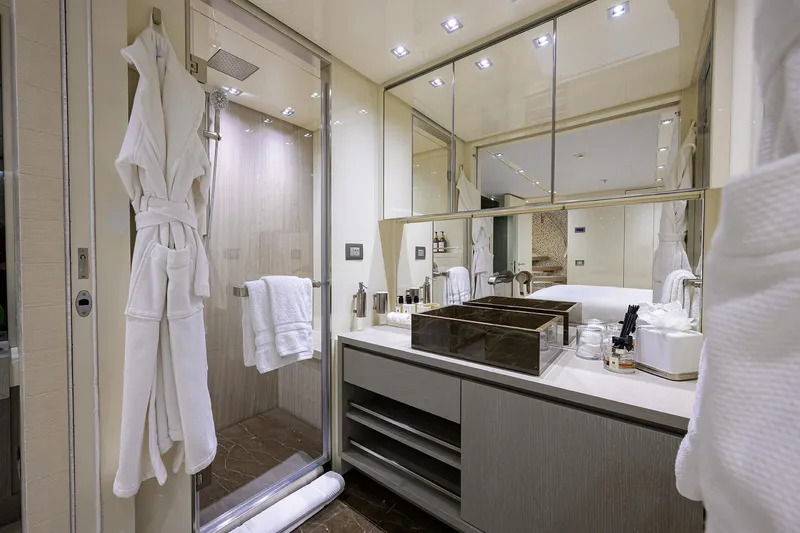 Phoenix Yacht Photos Pics Sanlorenzo SD112 Phoenix - Aft Port Guest Head