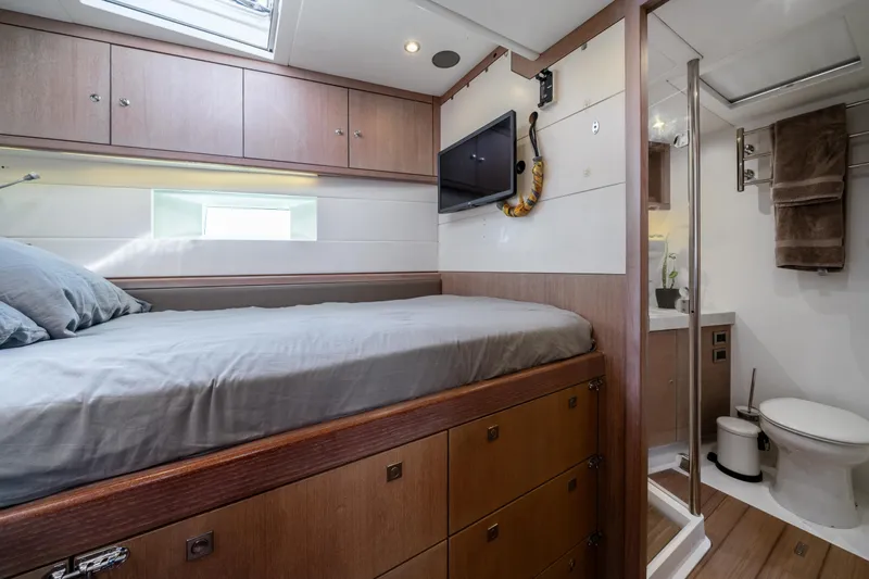 Karibu Yacht Photos Pics 